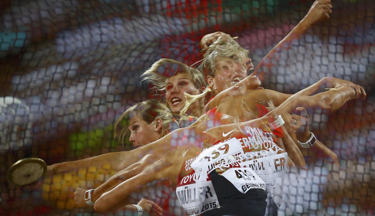 Foto yang diambil dengan teknik multi exposure ini menunjukkan saat atlet Jerman, Nadine Mueller, sedang berlomba di nomor lempar cakram putri Kejuaraan Dunia Atletik 2015 di Stadion Nasional, Beijing, Tiongkok. (25/8/2015). (Reuters/Kai Pfaffenbach)