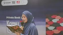 Namun, video launching buku Kamu Tidak Istimewa tersebut ternyata diunggah ulang oleh Desta. Bahkan ia menandai akun Natasha Rizky dan mempromosikan buku baru mantan istrinya itu. (Liputan6.com/IG/@natasharizkynew)