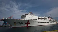 Kapal rumah sakit AL China, Peace Ark, tiba di pelabuhan La Guaira, Venezuela, 22 September 2018. Kapal yang memiliki sekitar 300 tempat tidur, 8 ruang operasi dan helikopter medis ini telah melakukan misi ke lebih dari 40 negara. (AP/Ariana Cubillos)