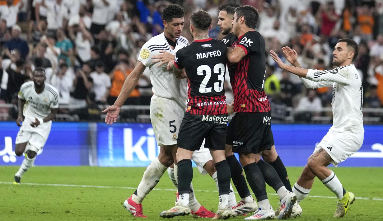 Bellingham menjadi ancaman nyata bagi pertahanan Mallorca. Pemain asal Inggris itu tercatat menjadi pemain yang paling sering menciptakan peluang di laga ini, yakni empat kali. Dia juga tercatat melepas tiga tembakan, mencatat 100 persen dribble sukses, delapan kali memenangi duel, dan harus dilanggar lawan hingga empat kali. (AP Photo/Altaf Qadri)