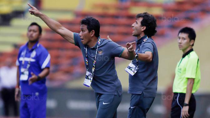 Pelatih Timnas Indonesia, Luis Milla dan Bima Sakti saat pertandingan Kamboja di Stadion Shah Alam, Selangor, Kamis, (24/8/2017). Indonesia menang 2-0 atas Kamboja. (Bola.com/Vitalis Yogi Trisna)