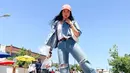 Jaket dan celana denim, memang sudah menjadi style yang nggak bakal tergerus zaman. Sampai saat ini style tersebut masih eksis, seperti yang dikenakan Maudy ini. (Instagram: Maudyayunda)