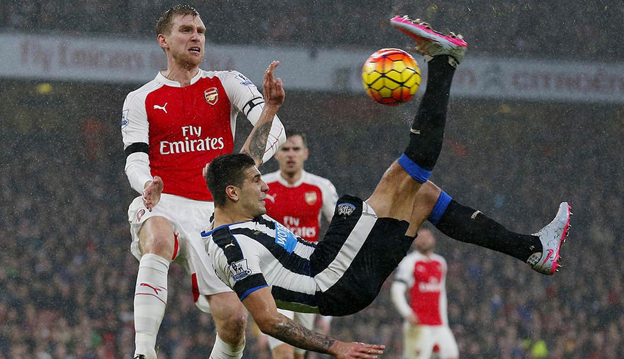 Pemain Newcastle, Aleksandar Mitrovic, melakukan tendangan salto saat melawan Arsenal pada laga Liga Premier Inggris. Akibat kekalahan ini Newcastle harus turun ke zona degragasi. (Reuters/Eddie Keogh)