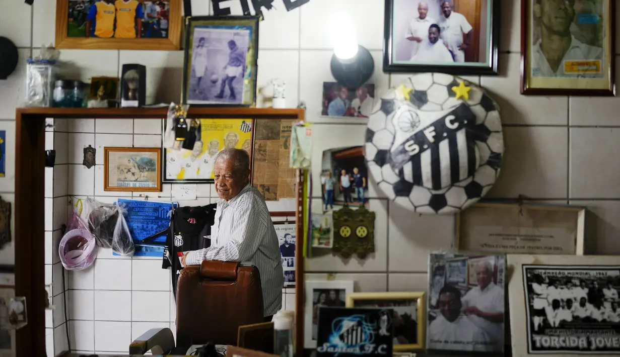 Pria bernama Joao Araujo ini pernah menjadi penata rambut legenda Brasil, Pele. (AP Photo/Matias Delacroix)