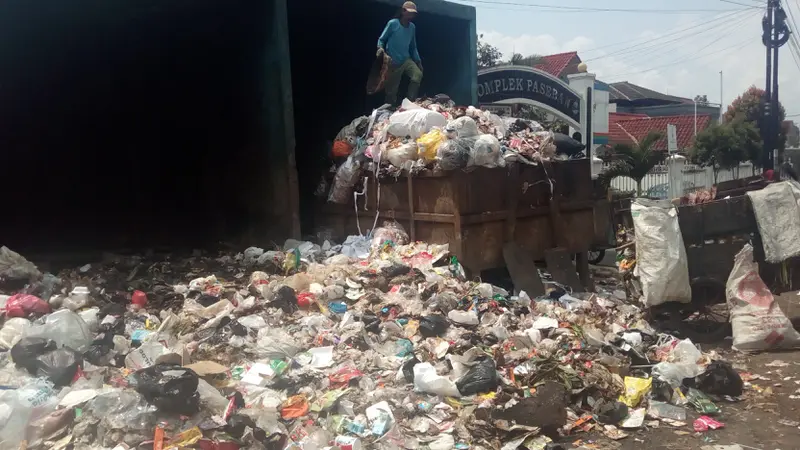 Tumpukan sampah di salah satu lokasi pengumpulan sampah di pertigaan jalan Patriot Garut