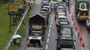 Sejumlah kendaraan berhenti di jalan tol Jagorawi menanti waktu buka tutup jalur menuju kawasan wisata puncak, Bogor, Jawa Barat, Sabtu (31/10/2020). Akhir pekan beriringan dengan libur panjang dimanfaatkan warga untuk mengunjungi lokasi-lokasi wiisata. (Liputan6.com/Helmi Fithriansyah)
