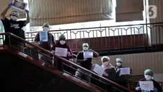 Dokter dan tenaga medis membawa tulisan berisi pesan dan tulisan untuk melawan virus corona saat sesi foto di posko tenaga medis Covid-19, Jakarta, Kamis (2/4/2020). Aksi ini mengharapkan masyarakat berdiam diri di rumah, untuk ikut bergerak memutus mata rantai covid-19. (Liputan6.com/Johan Tallo)
