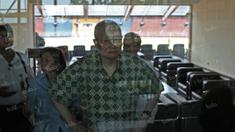 Vice Presiden Olympic Council of Asia (OCA), Wie Jizhong (tengah), saat meninjau Stadion Utama Gelora Bung Karno, Jakarta, Rabu (13/4/2016). (Bola.com/Nicklas Hanoatubun)