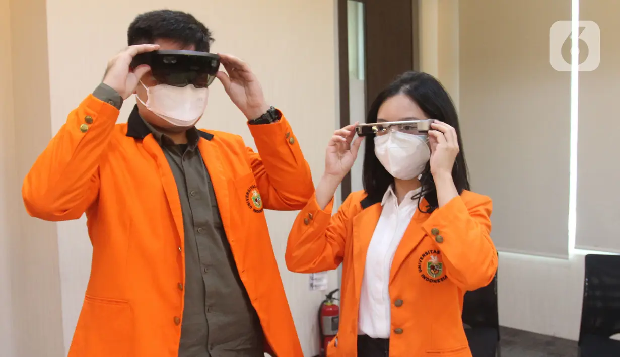 Mahasiswa menguji coba kacamata virtual reality di Kampus Semanggi, Jakarta Senin (21/3/2022). Unika Atma Jaya dan PT WIR Asia berkolaborasi mengembangkan mata kuliah di metaverse sebagai bagian dari ekosistem Metaverse Indonesia yang akan diluncurkan pada Presidensi G20. (merdeka.com/Arie Basuki)