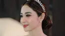 Rambut kecoklatan Dewi Persik ditata dengan gaya sanggul modern dan mahkota berlian [@dewiperssik9]