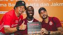 Jakmania berfoto bersama pemain Persija Jakarta, Allano Lima dan Emaxwell Souza pada acara meet & greet di Kantor Pusat Bank Jakarta pada Rabu (18/2/2025). (Bola.com/Nur Iman Ali)