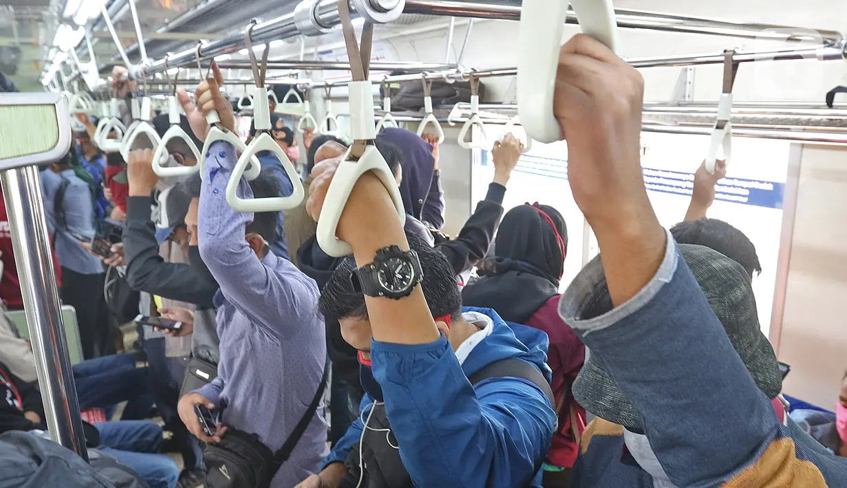 Sejumlah penumpang KRL Commuterline menaiki kereta di Stasiun Depok Lama, Depok, Jawa Barat, Selasa (9/6/2020). Stasiun Depok Lama terpantau lengang pada hari kedua dibukanya aktivitas perkantoran di Jakarta pada masa transisi Pembatasan Sosial Berskala Besar (PSBB). (Liputan6.com/Herman Zakharia)