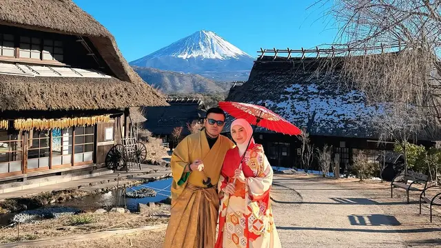 Pesona Menawan Irish Bella Liburan di Gunung Fuji, Jepang, Makin Romantis dengan Suami