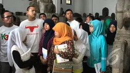 Hanif Dhakiri  (kiri), Banyu Biru Djarot (kedua kiri) dan sejumlah anak yatim  saat melihat koleksi patung - patung Museum Nasional, Jakarta, Minggu (1/3/2015). (Liputan6.com/Herman Zakharia)