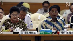 Menteri Sosial Idrus Marham (kanan) bersama Menteri Kesehatan Nila F Moeloek (kedua kanan) saat mengikuti rapat konsultasi dengan pimpinan DPR di Kompleks Parlemen, Jakarta, Kamis (1/2). (Liputan6.com/JohanTallo)