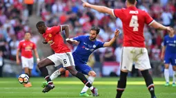 Gelandang Manchester United, Paul Pogba, berebut bola dengan gelandang Chelsea, Cesc Fabregas, pada laga final Piala FA 2017-2018 di Stadion Wembley, Sabtu (19/5/2018). Chelsea menang 1-0 atas Manchester United. (AFP/Glyn Kirk)