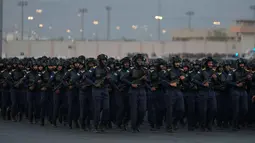 Para anggota pasukan khusus Saudi untuk Haji dan Umrah (SFHU) melakukan defile saat parade militer dalam persiapan pengamanan ibadah haji, di Mekah, Arab Saudi, Kamis 21 Mei 2026. (AP Photo/Altaf Qadri)