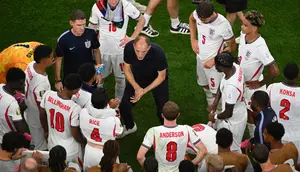 Pelatih kepala Timnas Inggris, Thomas Tuchel, memberikan instruksi kepada para pemainnya saat pertandingan Grup L Piala Dunia antara Inggris dan Kroasia di Arlington, Texas, dekat Dallas, Kamis 18 Juni 2026. (AP Photo/Jessica Tobias)