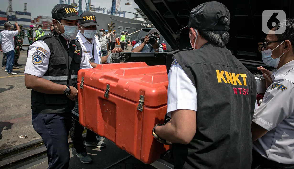 Petugas memasukan CVR (Cockpit Voice Recorder Sriwijaya  SJ-182 ke dalam mobil di kawasan Dermaga JICT 2, Jakarta Utara, Rabu (31/3/2021). CVR ini ditemukan selasa malam (30/3) jam 20.00 WIB dengan alat TSHD King Arthur 8 di dasar lumpur laut. (Liputan6.com/Faizal Fanani)