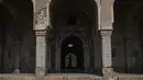 Seorang pengunjung berfoto dengan ponselnya di dalam Makam Adham Khan abad ke-16, juga dikenal sebagai (Bhool Bhulaiya), di New Delhi (16/2/2022). Dia adalah putra bungsu Maham Anga, perawat Akbar yang basah, dan juga saudara angkatnya. (AFP/Sajjad Hussain)