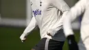 Striker Tottenham Hotspur Richarlison ambil bagian dalam sesi latihan tim jelang bertamu ke kandang AC Milan pada Liga Champions, di Tottenham Hotspur Football Club Training Ground di London, Senin (13/2/2023). Tottenham menatap laga ini dengan hasil buruk pada akhir pekan lalu di Liga Inggris. (Ben Stansall / AFP)