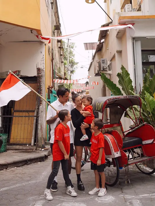 Sementara Irfan tampil kenakan baju putih dan Jennifer tampil dengan dress hitam, ketiga anaknya tampil kompak mengenakan kaos berwarna merah bertuliskan ‘Indonesia’. Keren banget! (Instagram/jenniferbachdim).