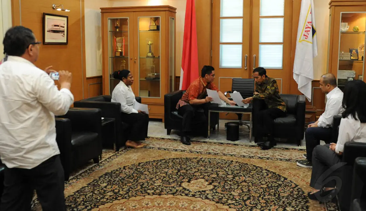 Percakapan itu berlangsung dari ruang kerja Jokowi di Balaikota, Jakarta, Rabu (24/9/14). (Liputan6.com/Herman Zakharia)