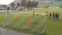 [VIDEO] Spektakuler! Kiper Austria Cetak Gol dari Jarak 80 Meter