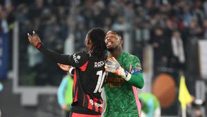 Leao kemudian meluapkan rasa kecewanya dengan berjalan sangat pelan meninggalkan lapangan. Kiper AC Milan, Mike Maignan bahkan harus turun tangan untuk mempercepat lajunya. (AFP/Alberto Pizzoli)
