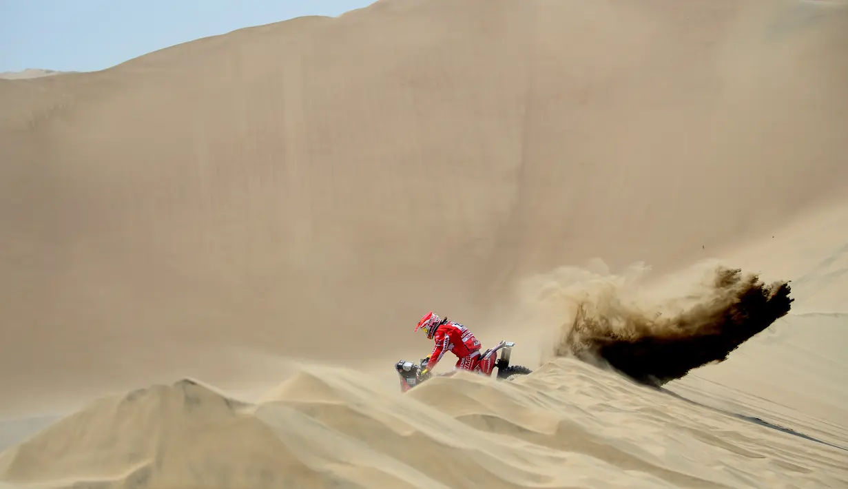 Tim Himoinsa Racing dari Spanyol, Ivan Cervantes Montero menembus gundukan gurun pasir pada Reli Dakar 2018 antara Lima dan Pisco, Peru, (6/1). Reli dakar edisi ke-40 ini akan membawa pembalap melintasi  Peru, Bolivia, dan Argentina. (Franck FIFE/AFP)