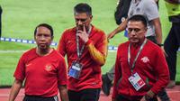 Menpora Zainudin Amali bersama Plt Deputi Peningkatan Prestasi Olahraga Yuni Poerwanti menyaksikan langsung pertandingan Timnas Indonesia melawan Korea Utara dalam laga pamungkas Kualifikasi Piala Asia U-19 2020 di Stadion Utama Gelora Bung Karno, Jakarta, Minggu (10/11)