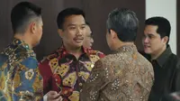 Menpora Imam Nahrawi (kedua kiri) berbincang jelang mengikuti rapat evaluasi SEA Games 2017 dan progres persiapan Asian Games 2018 di Jakarta, Senin (2/10). Rapat dipimpin Menko PMK Puan Maharani. (Liputan6.com/Helmi Fithriansyah)