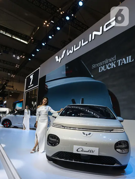 Selain memperkenalkan BinguoEV, Wuling juga memberikan promo eksklusif untuk pembelian Cortez, Alvez, New Almaz, mobil listrik Air ev, BinguoEV dan Cloud EV. (Liputan6.com/Angga Yuniar)
