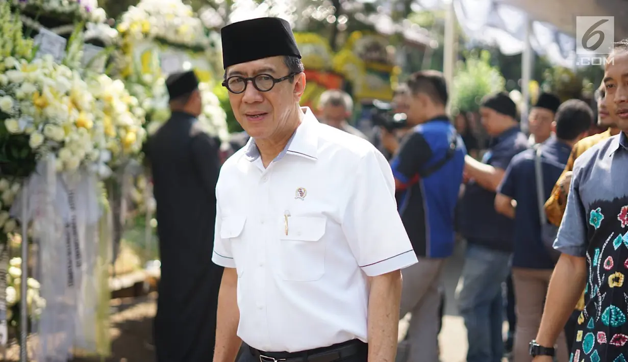 Menteri Hukum dan Hak Asasi Manusia (HAM) Yasonna Laoly tiba di rumah duka Presiden ke-3 RI BJ Habibie di kawasan Kuningan, Jakarta, Kamis (12/9/2019). Sejumlah tokoh nasional terus berdatangan ke rumah duka atas meninggalnya BJ Habibie. (Liputan6.com/Immanuel Antonius)