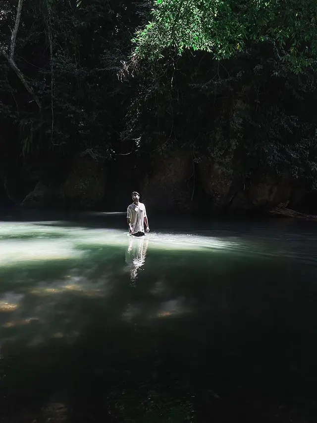 6 Momen Refal Hady saat di Tangkahan Ini Seru Main dengan Gajah