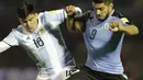 Pemain Uruguay, Luis Suarez (kanan) berebut bola dengan pemain Argentina, Marcos Acuaa pada laga kualifikasi Piala Dunia 2018 di Montevideo, Uruguay, (31/8/2017). Argentina bermain imbang 0-0. (AP/Natacha Pisarenko)