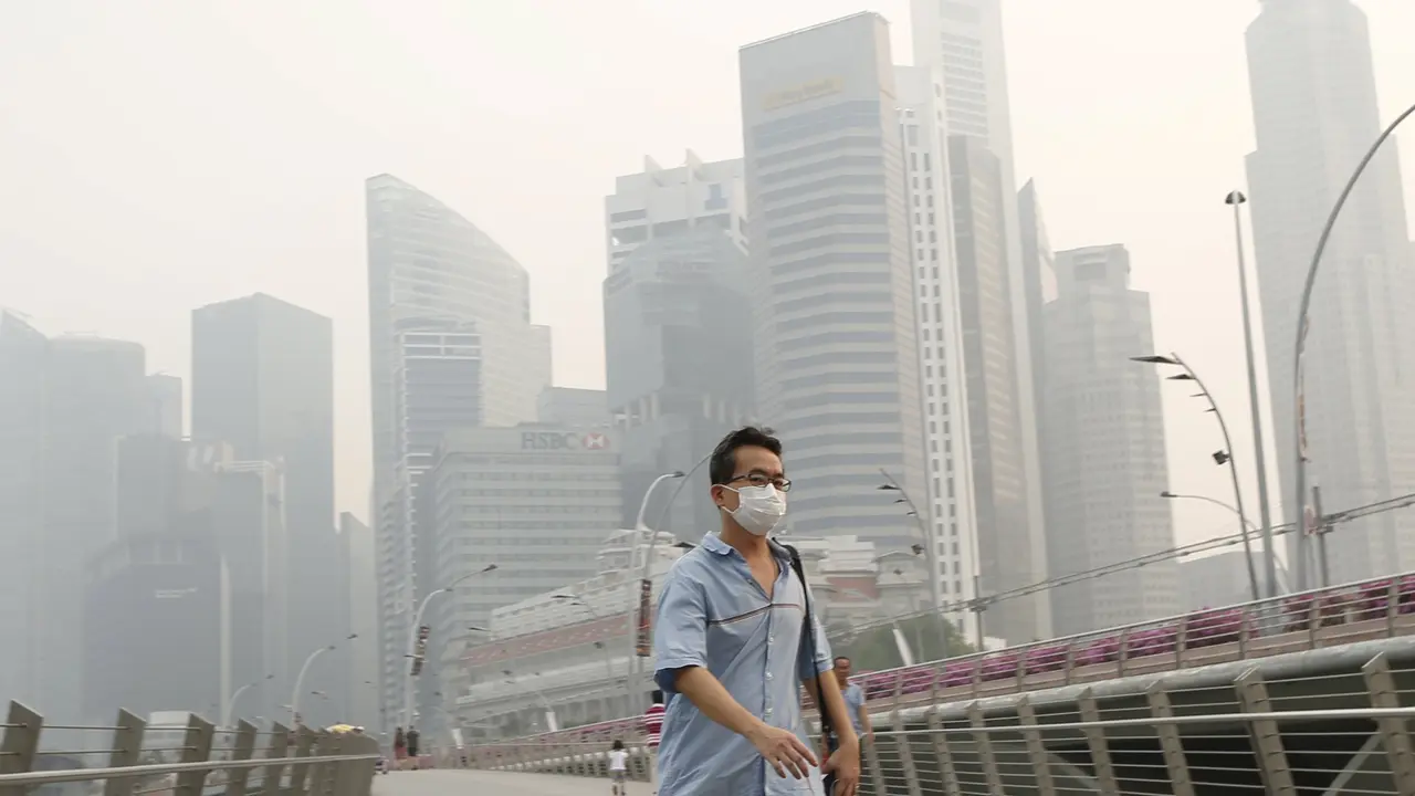 Kabut asap kebakaran dari Indonesia berhembus hingga Malaysia dan Singapura