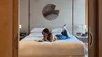 Perempuan keturunan Jerman dan Indonesia ini suka menghabiskan waktu santainya dengan bersantai. Saat bersantai, Tatjana Saphira memilih untuk membaca buku. Gayanya baca buku ini terlihat fokus. (Liputan6.com/IG/@tatjanasaphira)