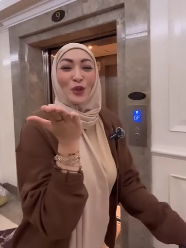 Angelina Sondakh dan Keanu Massaid di Barcelona (Instagram/angelinasondakh09)