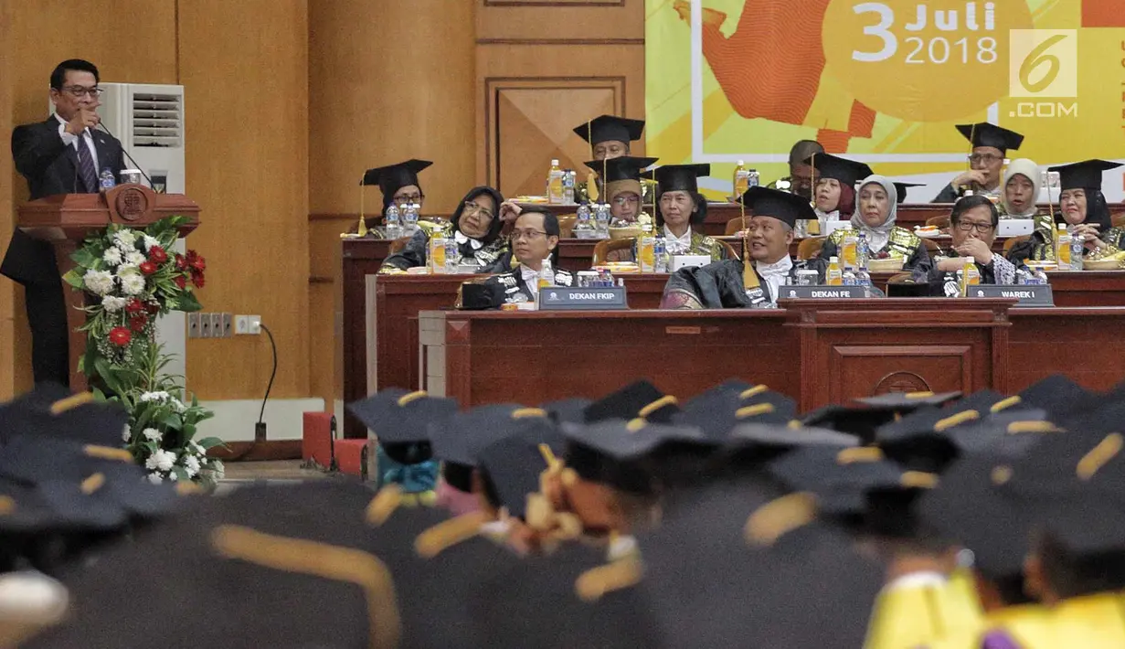 Kepala Staf Kepresidenan Moeldoko memberikan orasi ilmiah saat wisuda Universitas Terbuka, Pondok Cabe, Tangsel, Selasa (3/7). Orasi Ilmiah bertemakan tantangan pendidikan Indonesia menghadapi Era Revolusi Industri 4.0. (Liputan6.com/Faizal Fanani)