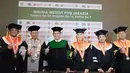 Ustaz Subki menjalani wisuda S3 dan mendapatkan gelar doktor setelah menyelesaikan sidang terbuka di Institut Perguruan Tinggi Ilmu Al-Quran Jakarta di Jakarta Convention Center (JCC), Selasa (15/11/2022). Senyum bahagia terpancar dari para wisudawan yang berfoto dengan guru besar universitas. (Liputan6.com/IG/@okisetianadewi)