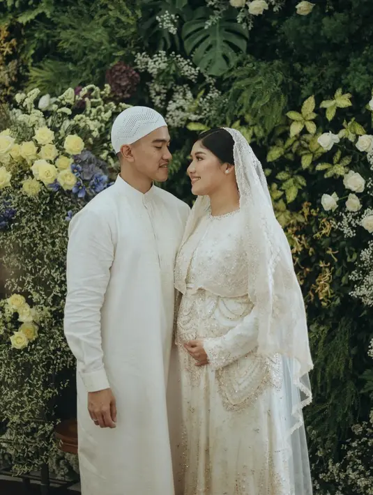 Erina Gudono menyempurnakan gayanya dengan kerudung serasi yang menutupi kepalanya. Kaesang sendiri tampil sederhana dengan gamis dan peci putih. [Foto: Instagram/erinagudono]
