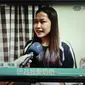 Tangkapan layar saat&nbsp;asisten rumah tangga asal Indonesia bernama Maya&nbsp;diwawancara media lokal setelah&nbsp;upayanya menyelamatkan majikannya saat gempa dahsyat 7,4 mengguncang Taiwan. (Dok Media lokal via TETO)&nbsp;