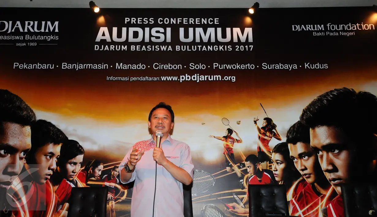 Program Manager Bakti Olahraga Djarum Foundation, Budi Darmawan memberi keterangan terkait Audisi Umum Djarum Beasiswa Bulutangkis 2017 di Jakarta, Senin (6/3). Audisi berlangsung di delapan kota di Indonesia. (Liputan6.com/Helmi Fithriansyah)
