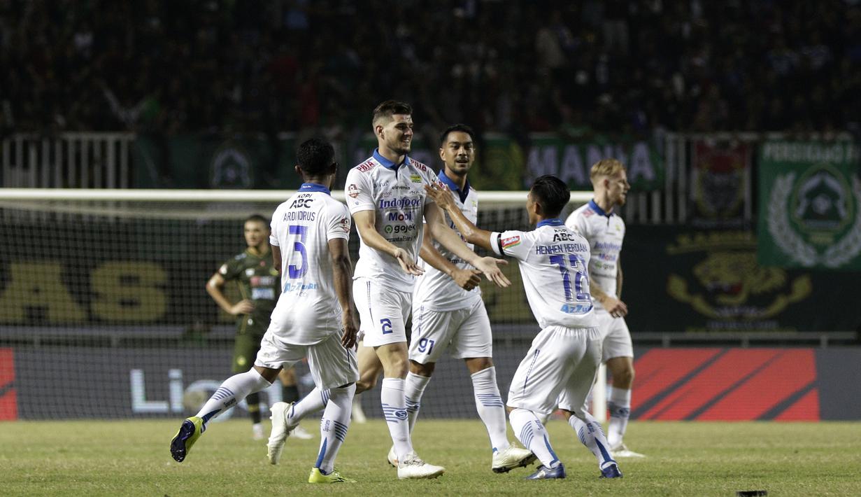 Pemain Persib Bandung merayakan gol yang dicetak Nick Kuipers ke gawang Tira Persikabo pada laga Shopee Liga 1 di Stadion Pakansari, Bogor, Sabtu (14/9). Tira Persikabo bermain imbang 1-1 atas Persib Bandung. (Bola.com/Yoppy Renato)