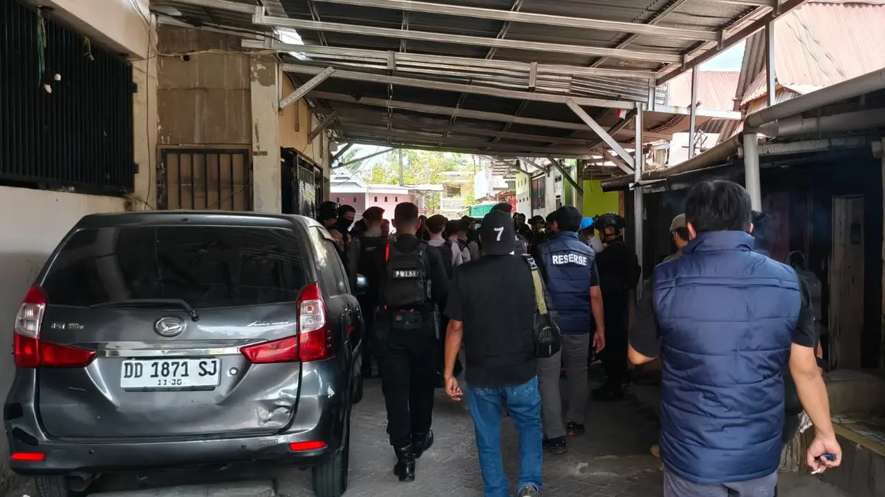 Petugas gabungan gerebek kampung narkoba di Makassar. (Liputan6.com/Fauzan)