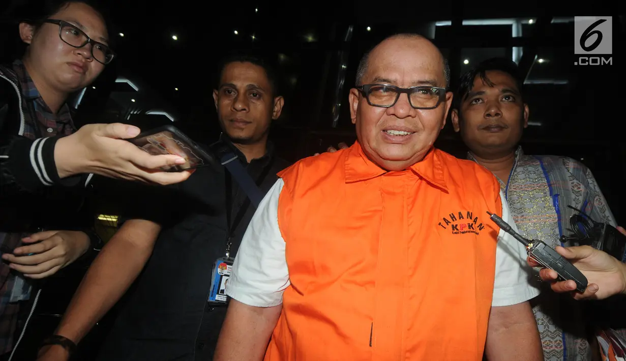 Mantan Kepala Dinas Pekerjaan Umum (PU) Bengkalis Muhammad Nasir seusai menjalani pemeriksaan di gedung KPK, Jakarta, Rabu (5/12). Muhammad Nasir yang kini sebagai menjabat Sekretaris Daerah Kota Dumai itu resmi ditahan KPK. (Merdeka.com/Dwi Narwoko)