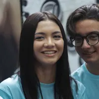 Bryan Domani dan Angela Gilsha saat hadir dalam jumpa pers film Revan & Reina di Jakarta, Senin (26/3). (Liputan6.com/Faizal Fanani)