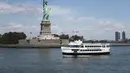 Sebuah kapal pesiar yang membawa pengunjung berlayar melewati Pulau Liberty di New York, Amerika Serikat (AS), (20/7/2020). (Xinhua/Wang Ying)