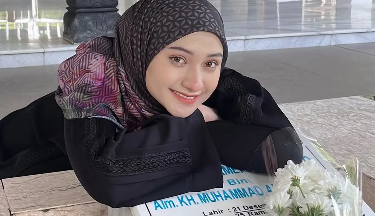 Lebaran tahun ini terasa berbeda bagi Nadzira Shafa. Empat kali Lebaran telah dilaluinya tanpa sang suami, Ameer Azzikra. Pada 5 April 2025, Nadzira membagikan momen dirinya mengunjungi makam Ameer untuk mengenang sosok yang sangat berarti dalam hidupnya. (Liputan6.com/IG/@enazirashf_)